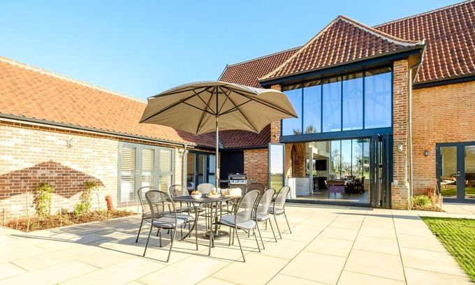 Woodbridge Cottage | Upper Barn-sleeps 8 guests in 4 bedrooms