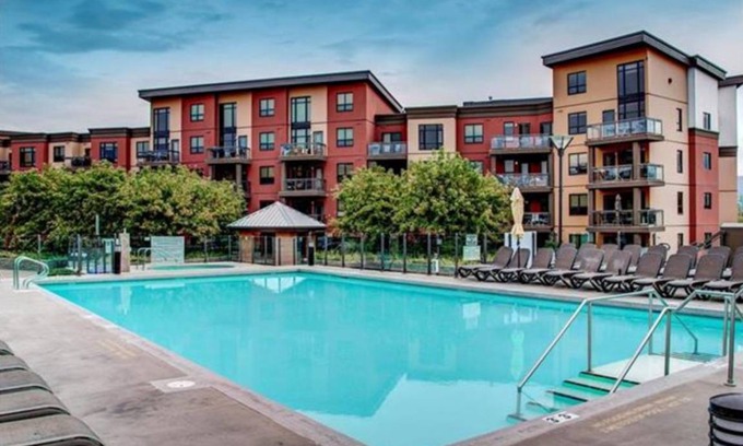 South Pandosy Apartment | Upper Floor w/ Courtyard View 550