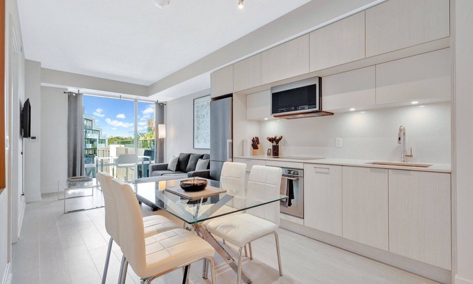 The Peanut Condo | Upscale 1 Bed + Den, 2 full baths - North York - Scala Condo