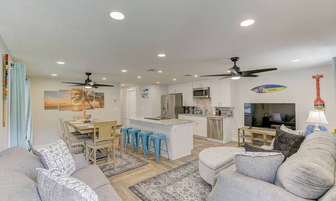 South Bradenton Condo | Upscale 2/2 Key West style condo 6 mins from IMG