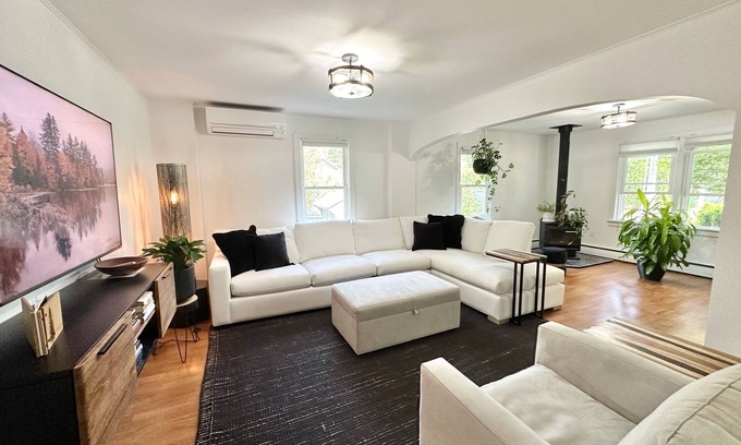 Middlebury House | Upscale 4BR Cottage Walk to Middlebury College & Town Hot Tub Pet-Friendly