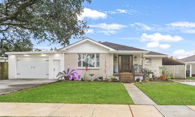 Chalmette House | Upscale Cottage - 10 Mins to French Qtr - Pool Table - OffStreet Parking Pets ok