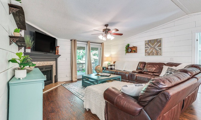 Pottsboro House | Upscale Lake Texoma Vacation Home: 1 Mi to Marina!