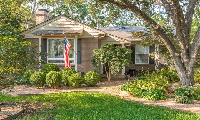 Northwest Dallas House | Upscale, Pet friendly urban retreat