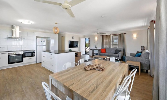 Scarness House | Upstairs Villa minutes to the beach