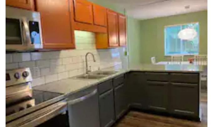 Athens House | Uptown 6-Bdrm House, 2 Kitchens, Brand New Remodel