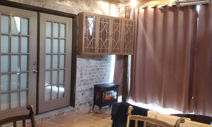 Harwood Lane House | Uptown Charlotte, Airport, National White Water Center, Other Major Attraction