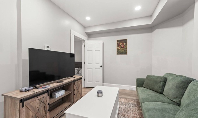 Detroit - Shoreway Apartment | Urban Art Escape in Gordon Sq. W/King Size Bed