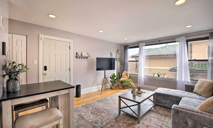 Rogers Park Condo | Urban Chicago Escape ~ 1 Mi to Local Beaches!