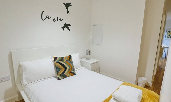 Salford Apartment | Urban Escape – Walk to University of Salford | Pass The Keys
