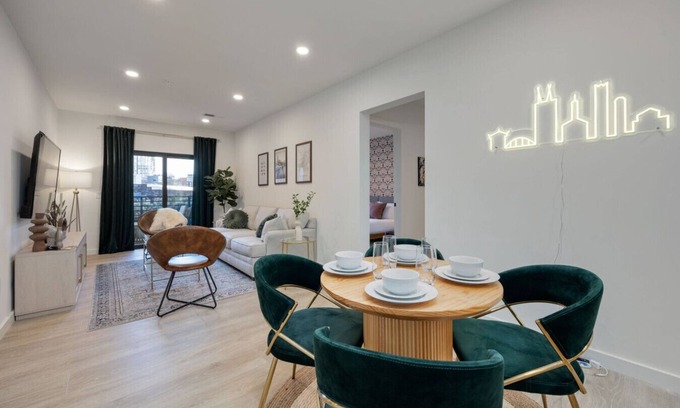 Downtown Nashville Apartment | Urban Jungle I Walk to Broadway I Pool & Gym