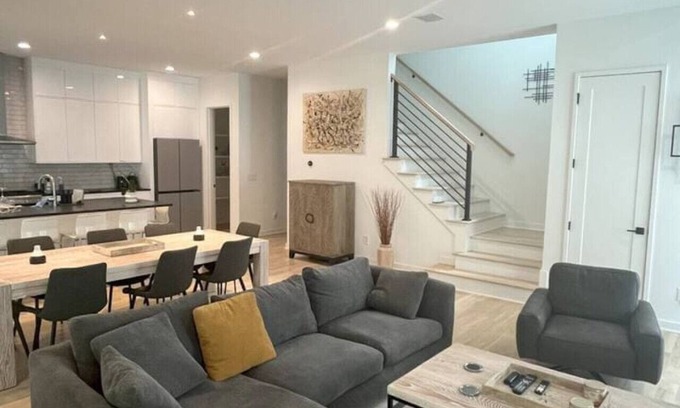 Old Fourth Ward House | Urban Oasis on Beltline. Jacuzzi, rooftop. Walk to restaurants and park