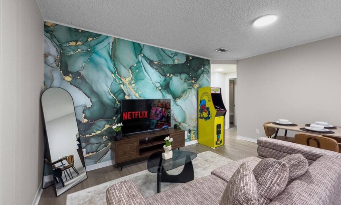 Pemberton Heights Apartment | UT Suite - Sleeps 5 Stay for F1 and Football