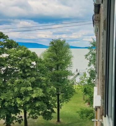 Balatonfenyves Apartment | Vízparti gyermekbarát teljesen felújított Apartman, őrzött, saját strand, parkoló, étterem