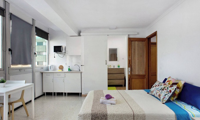 Vegueta Apartment | Vacation Studio '51' with Mountain View and Wi-Fi