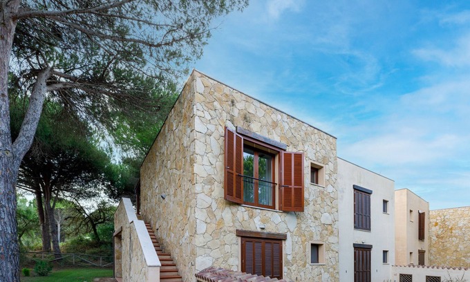 Narbolia House | Vacation Home "Antonella Sul Golf" with Shared Pool, Private Terrace & Wi-Fi