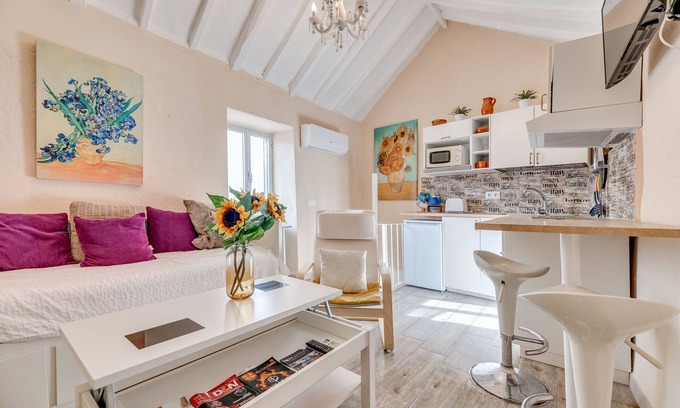 Ojen House | Vacation Home "Camelia" with Wi-Fi