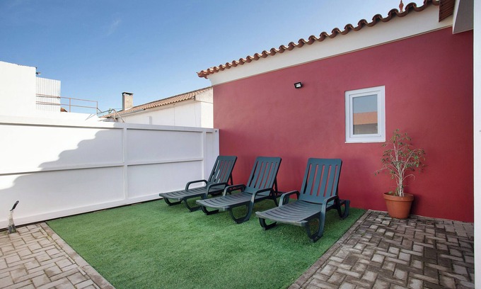 Leiria House | Vacation Home "Casa Davó" with Garden, Air Conditioning & Wi-Fi