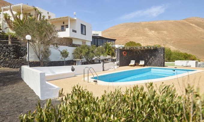 Yaiza House | Vacation Home 'Finca La Calerita D' with Sea View