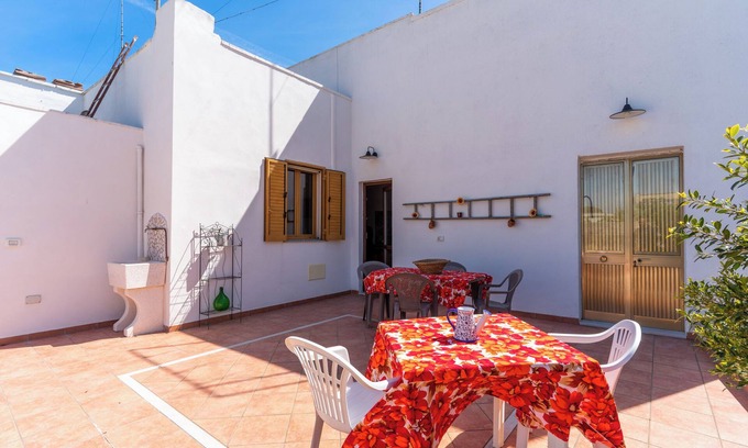 Casamassella House | Vacation Home 'Lu Mare e Lu Ientu' with Garden & A/C