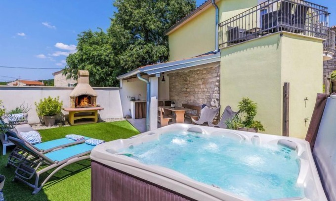 Bubani House | Vacation home Ana by Interhome