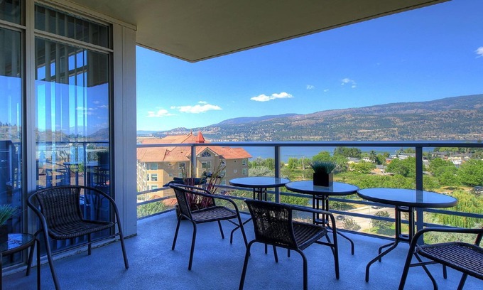 North End Condo | Vacation in the Skye by the Beach Downtown (Legal Rental License #76726)