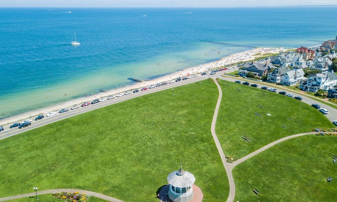 Oak Bluffs House | Vacation In This Historic And Luxurious Martha's Vineyard Home