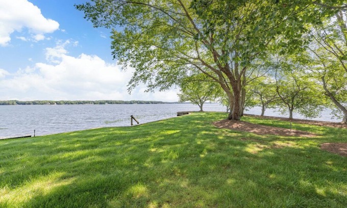 Littleton House | Vagabonds House | Stunning Views | 10-12 ft. Water Depth