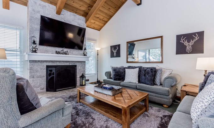 Mammoth Lakes Condo | Val D'lsere #21 One Bedroom + Loft /2 bath, Sleeps 6, Steps to Village Gondola!