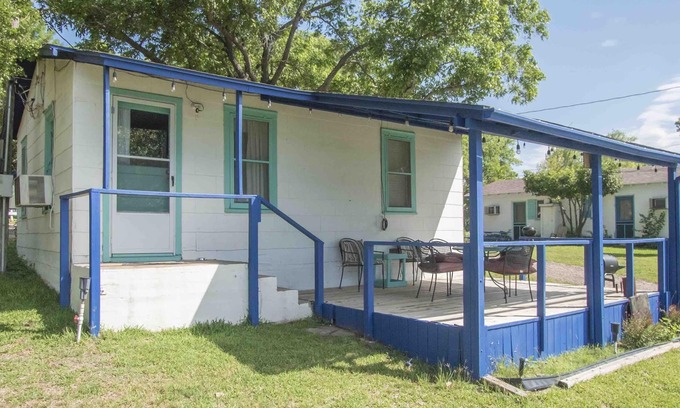 Kingsland Cottage | Valentine Lakeside Stand-alone Cottage 9