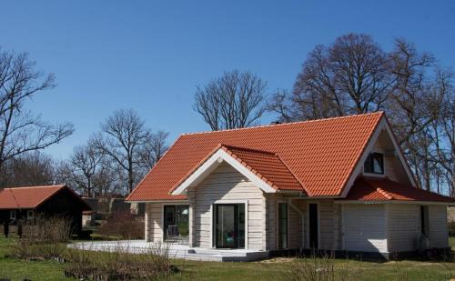 Suuresadama House | Valge villa