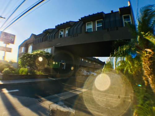 Fontana Hotel | Valley Inn & Suites