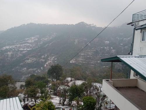 Kasauli Apartment | valley view family unit