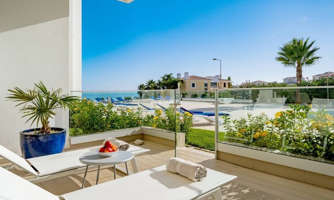 Porto de Mos Apartment | ValMar 5* Ocean & Pool View Apartment