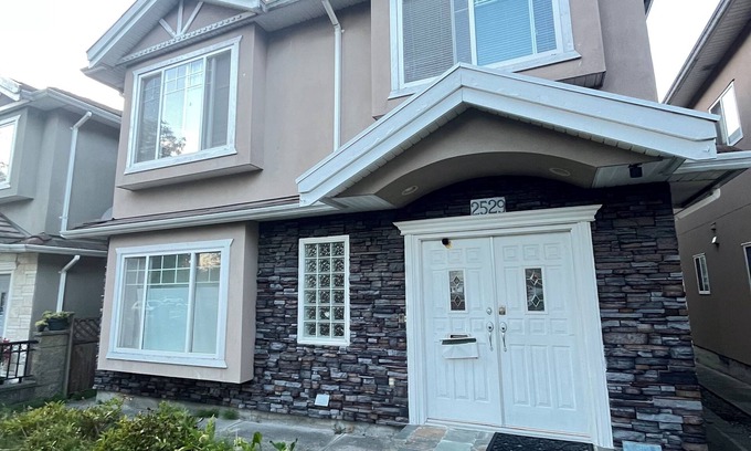 Hastings House | Vancouver cozy bachelor close to DT,PNE