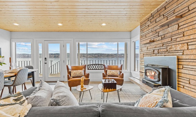 Burley House | Vashon Modern Beachfront Getaway: Pet & Family-Friendly with Stunning Views!