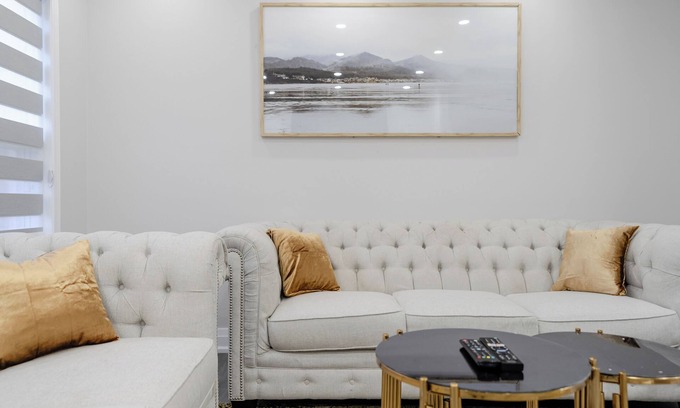 Vaughan House | Vaughan cozy room near Wonderland with office workspace with internet