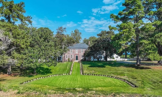 Locustville House | Vaux Hall Manor - 5BR Historic Farmhouse on Bay