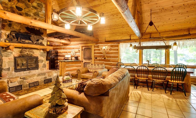 Hill Apartment | Versatile Bass Lake Cabin with Deck!