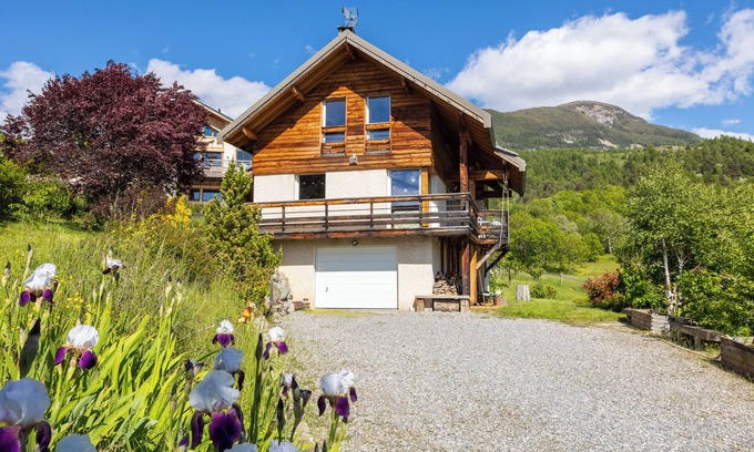 Saint-Sauveur Ski Chalet | Very comfortable chalet close to the Orres ski resort in Embrun.