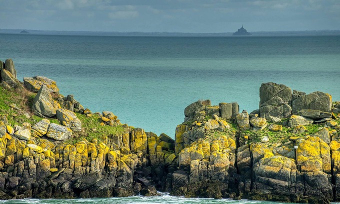 Avranches House | Very nice old house with a quiet garden.