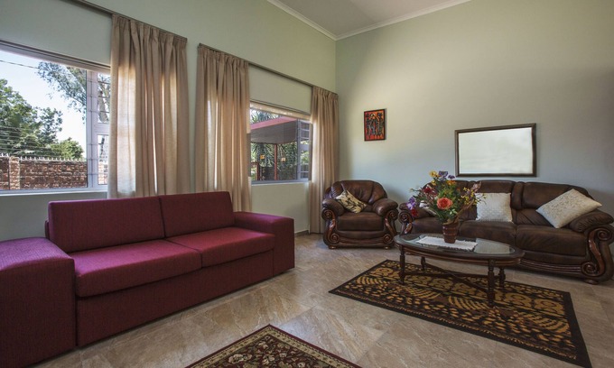 Greater Johannesburg Metropolitan Area House | Very private one bedroom chalet