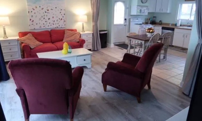 Lake Geneva House | Very short walk to beach, restaurants and nightlife. 5 BR 3.5 BA sleeps 12.