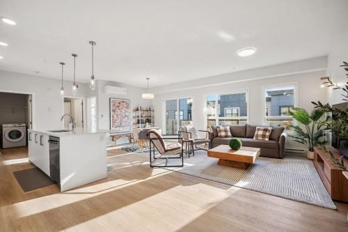 Southeast Calgary Apartment | Very Spacious Luxury Apartment with AC, 70" Smart TV with Netflix, Free Underground Parking & More