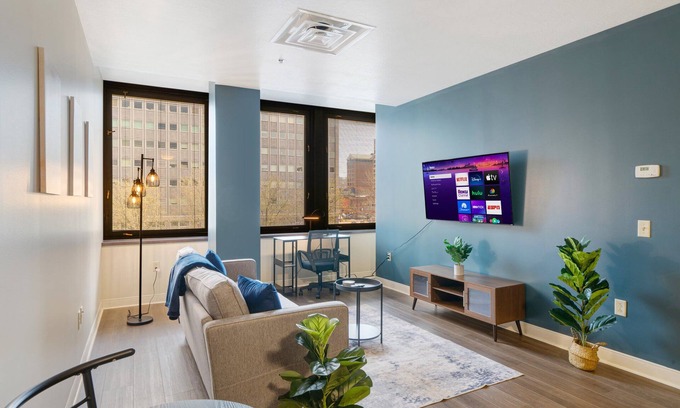 Pittsburgh Apartment | Vibrant Luxury | PRIME LOCATION | 24/7 Valet Gym Terrace Roku