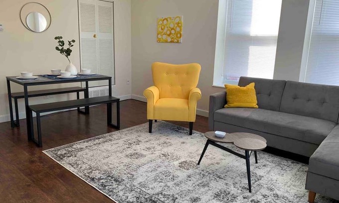 DeBaliviere Place Apartment | Vibrant Pad next to Zoo/Forest Park/WashU