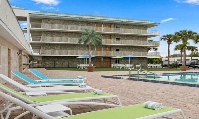 Historic Downtown Kissimmee Hotel | Vibrant Room w 2 DBL Beds Near Local Attractions & Restaurants