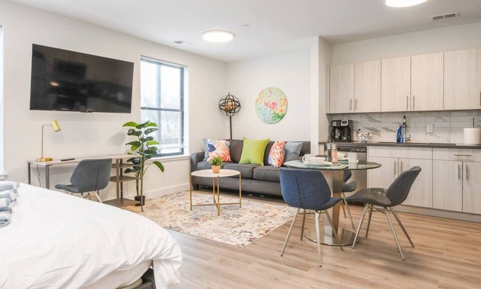 Orange Apartment | Vibrant Studio KING ! Free Parking ! 30 min to NYC