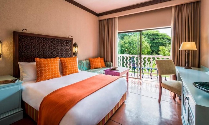 Livingstone House | Victoria Falls Adventure! Pool, Free Parking! Minutes to Victoria Falls Bridge!