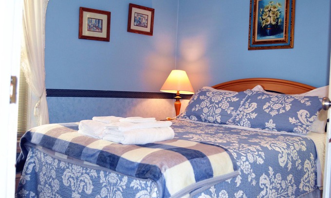Niagara Falls Bed & Breakfast | Victoria Room with en-suit Bathroom 15 Mins Walk to Falls